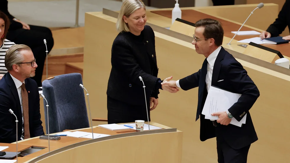 Här ser vi maktskiftets handslag, övervakat av Mikael Damberg. Magdalena Andersson har många anledningar att önska Ulf Kristersson framgång på hans regerings kärnområden. En bra återkomst för S i Rosenbad bygger nog på att tunga samhällsproblem - kriminalitet, försvar, invandring, energi - börjar åtgärdas så att det märks i folks vardagar.