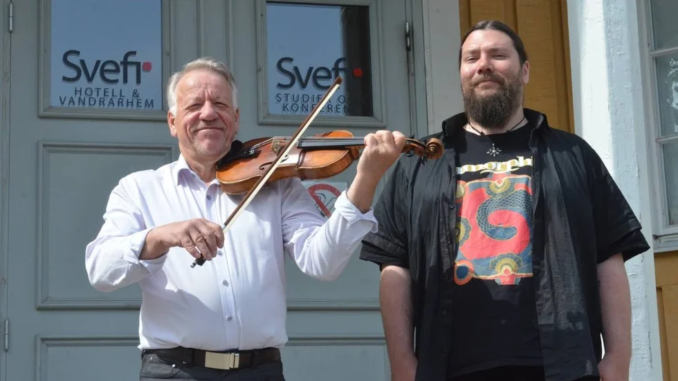 Musiklärarna Sven Keskitalo och Janne Posti vill utveckla ungdomars intresse för stråkinstrument.