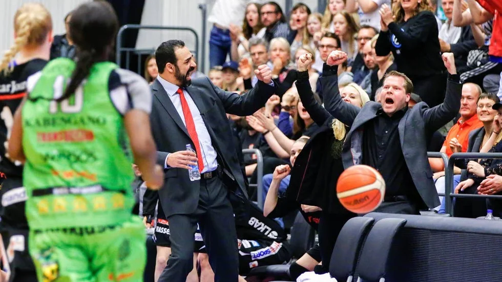 Coachen. Jens Tillman, till vänster, och assisterande Mikael Johansson och Malin Holmqvist efter SM-guldet i vår.