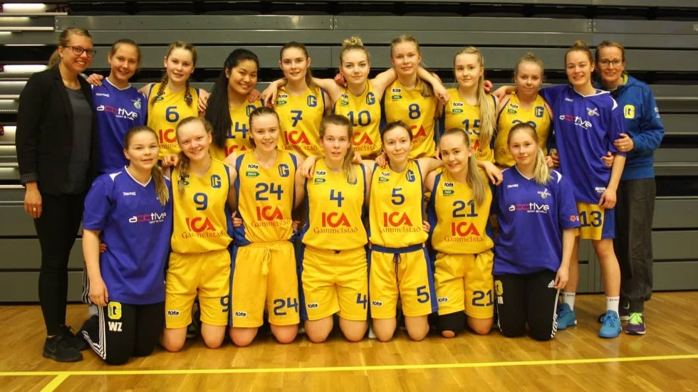 Vinnare. Gammelstads F00 vann Barents Basketball Games. Högst upp från vänster: Johanna Riihiaho, Emma Kröger, Victoria Lundmark, Moa Johansson, Sara Lomgren, Ebba Pekkari, Jenny Södersten, Linn Styrman, Ellen Lindberg, Emma Ström, Maria Ström. Nere från vänster: Wilma Zackrisson, Anna Wiklund, Emmy Sundqvist, Matilda Söderqvist, Tilda Ludvig, Ellen Tiensuu, Victoria Rydberg.