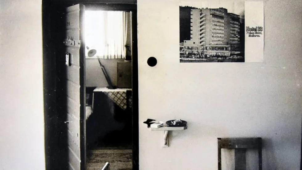 28/8 1975: Interiör från fängelsekorridoren och cell. Folket tror fängelsefånger lever lyxbetonat - jämför cellens inre med affischen.