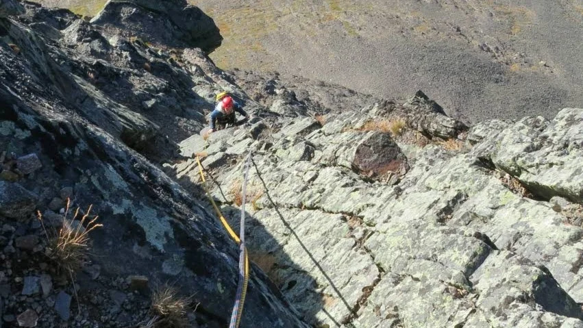 Klippklättring. Inom klätterklubben ägnar man sig åt flera olika grenar inom klättringen. Här ser vi en av medlemmarna på väg att bestiga "Silhuetten" på Tuolpagorni, en riktig svensk klätterklassiker.