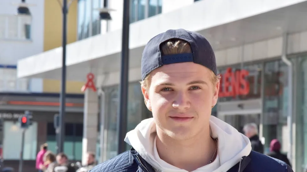 Slavar. Att vara yngst i laget innebär vissa arbetsuppgifter. "Vi får ta mycket av skitgörat. Ta med film på bussresor, fixa kaffe och plocka puckar. Men det är som det ska vara, jag tycker det är kul."