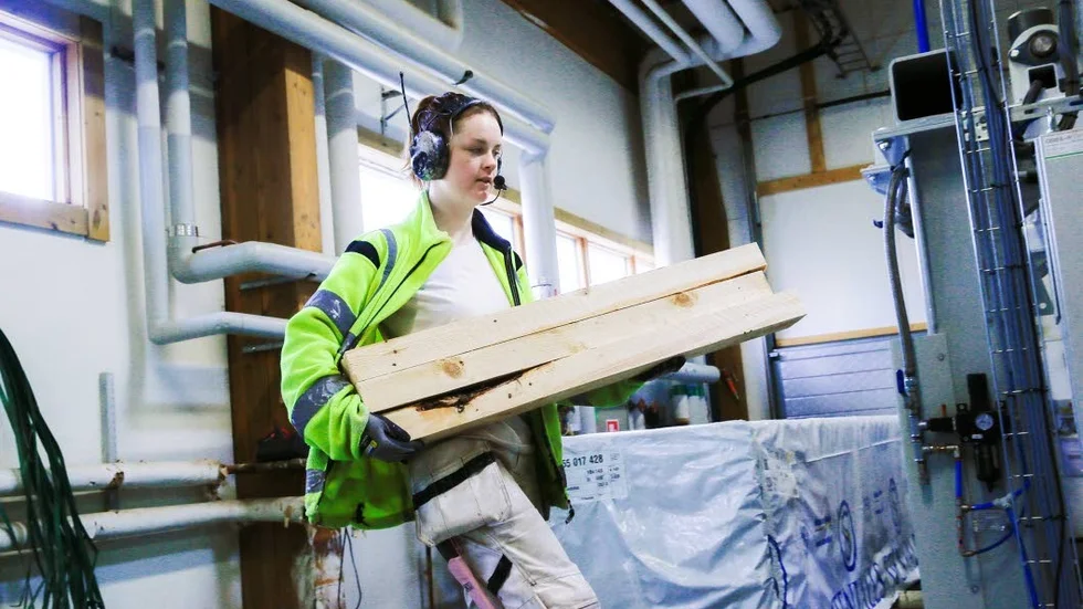Emma Myrestam jobbar som operatör i måleriet vid Stenvalls trä i Örarna.