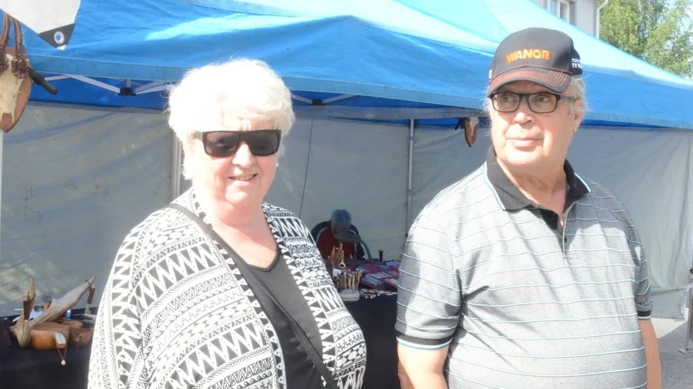 Besökare. Wivecka och Bo Johansson från Töre besöker marknaden så gott som varje år.