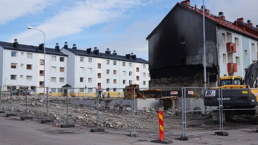 Uppbygnad. Konsum på Lappgatan byggs upp på samma plats som tidigare. Koprativet backar i planen på att flytta butiken till parkeringen.