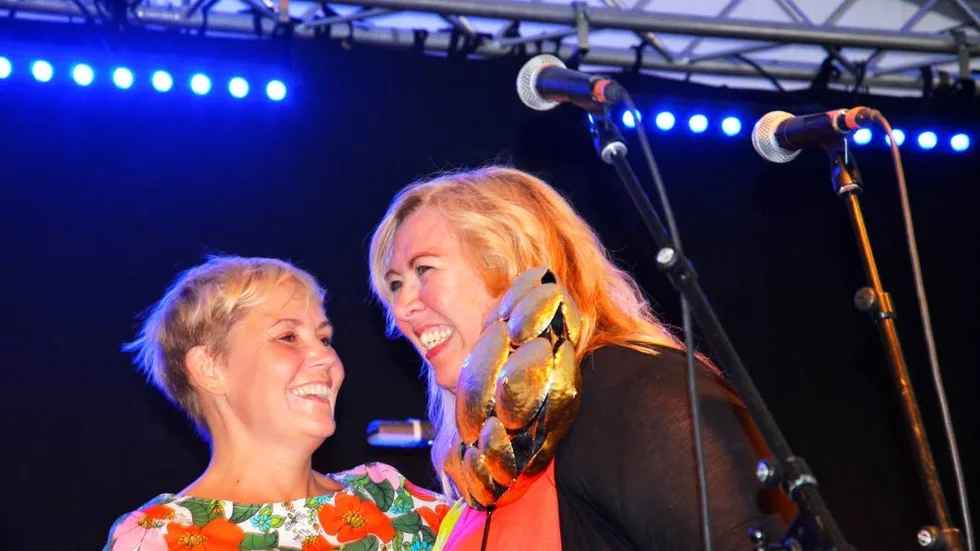 Konstnär. Monika Strand, hennes skapelse, och årets bluesperson Camilla Ajanki.