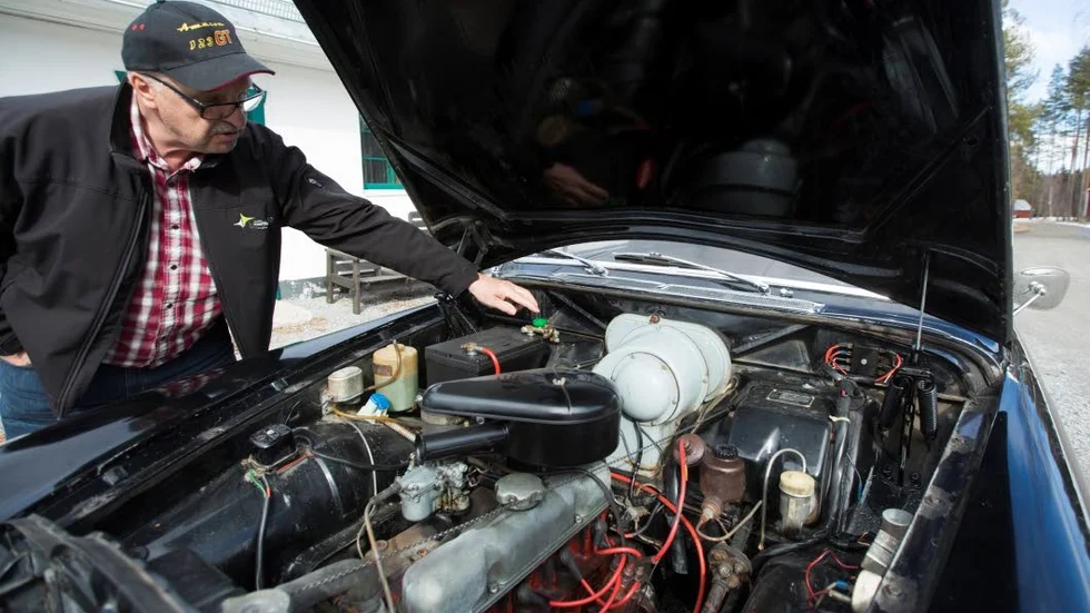 EGEN RULLGARDIN. Över motorrummet går en liten kedja så att förare skulle kunna fälla ned en speciell rullgardin över kylaren.