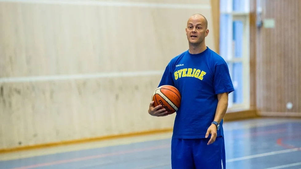 Meriterad. Johan Persson höll i tjejernas träningspass under tisdagsförmiddagen. En ligameriterad coach som tränat bland annat 08 Stockholm och Järfälla.