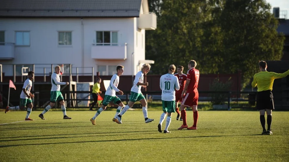 Jubel. Bergnäsets inlånade spelare från IFK Luleå, Max Wårell jublar efter sitt viktiga reduceringsmål mot IFK Kalix.