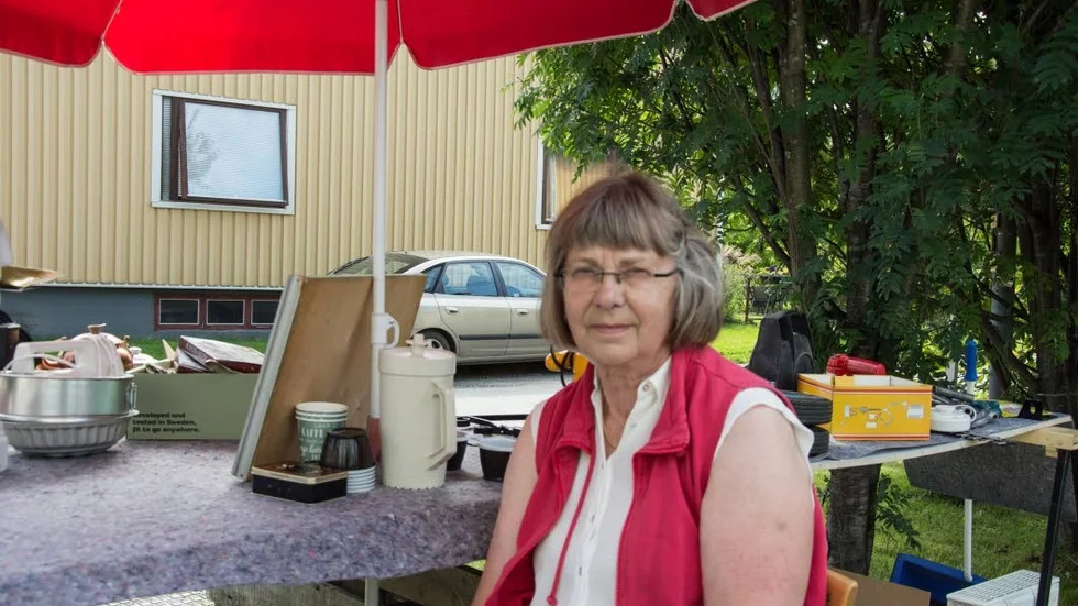 Premiär. Gunnel Öqvist var en av de boende på Bergvikskruvan och Grindgatan som hade loppisborde ute på gatan. För henne var det premiär som loppisförsäljare.