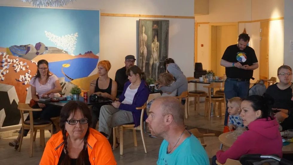 Invigning. Ett 30-tal besökare närvarade vid invigningen av Kiruna Pride på Café Rost