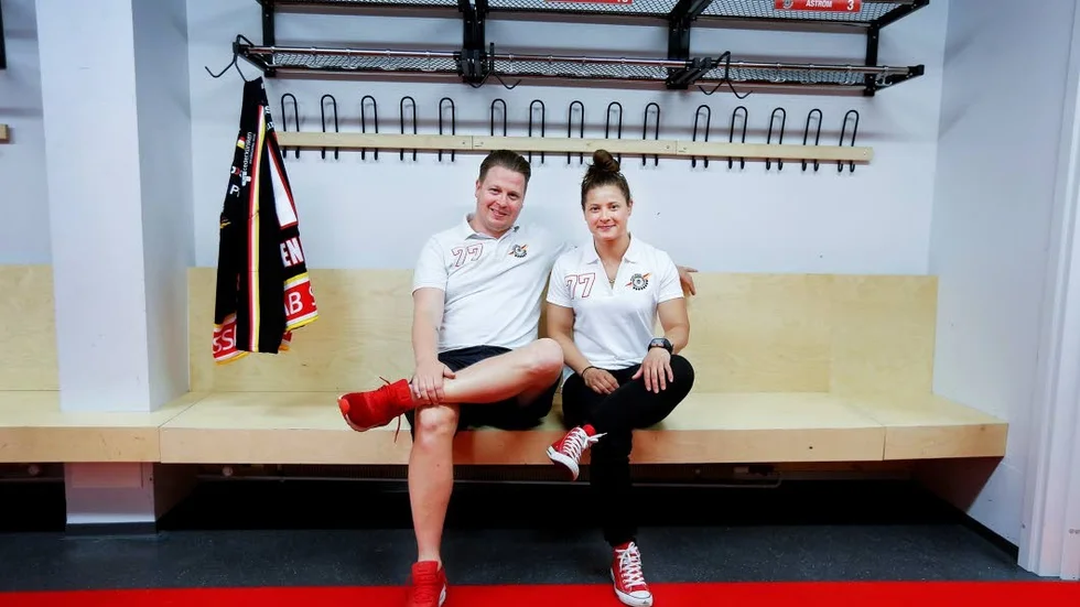 Tränaren Fredrik Glader med nyförvärvet Jenni Hiirikoski.