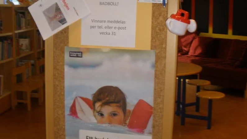 Badvett och barn. Utställningen pågår hela sommaren.