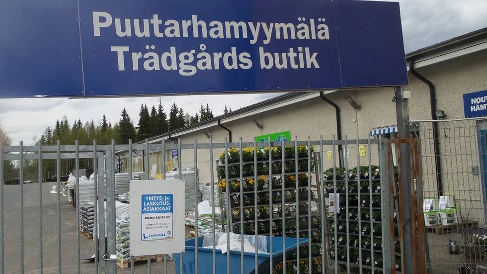 Tvåspråkigt. Så skyltar Lakkapää i Ylitornio, och Lakkapää har drivit verksamhet i båda länderna.