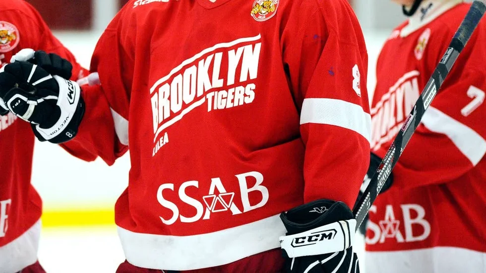 Chockhöjning. Brooklyn Tigers väljer att anställa en tränare till J18-laget, vilket innebär en höjning med 15 000 kronor i spelaravgift.