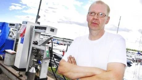 Väntar inte ut kommunen. Båtfolket i Lövskär tröttnade på att hantera bensin till sina båtar. När kommunen inte tog något initiativ öppnade de en egen tankstation. Erik Finni är styrelseordförande i Lövskärs Bränsleförening.