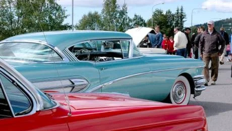 Intresserade. Veteranbilsutställningen drog till sig många besökare. Vem vill inte vila ögonen på en blå Buick från sent 50-tal?