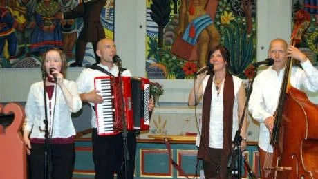 Avslutade firandet. Folkmusikgruppen Jord avslutade firandet av Jukkasjärvi 400 år med en konsert. Jord består av Susanne Rantatalo (sång, slagverk), Jan Johansson (sång, dragspel, kantele, kalimba), Gun Olofsson (sång, flöjt, gitarr) och Erling Fredriksson (sång, kontrabas, harpa). Foto: Annelie Klint Nilsson