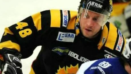 TRAGEDIN. Hockeyspelaaren och Bodensonen Fredrik Öberg har utsatts för grov misshandel och beräknas bli borta tre månader från försäsongsträningen med nya klubben Björklöven.