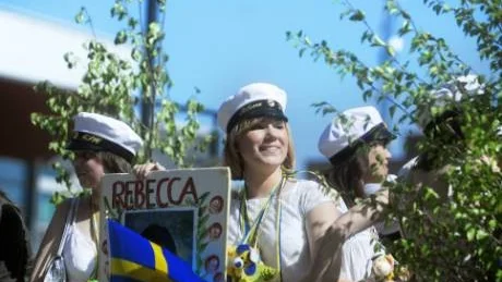 SKÖN STUND. Glädje, förväntan och gåshud går att utläsa ur ansiktsuttrycket hos Rebecca på estetprogrammet i kortegen genom stan. Foto: Petra Isaksson