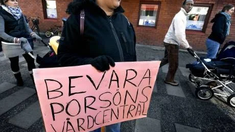 NEJ, NEJ, NEJ. Den boende på Porsön i Luleå har ingen som helst förståelse för förslaget att stänga områdets vårdcentral och i stället hänvisa alla innevånare till Björkskatan. En snabbt sammankallad protest genomfördes i Porsö centrum på fredagen.Foto: ANDREAS WÄLITALO