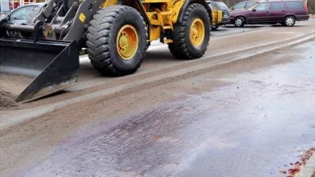 SANERING. Både fredag och lördag fick sanering utföras efter att någon hällt ut olja på parkeringarna kring busstationen. Enligt uppgift för att bilungdomar som frekventerar området ska kunna "burna runt" bättre.  Foto: Mats Bengtsson