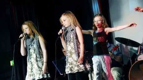SAMSTÄMD DUETT. Patricia Cronée och Ebba Tiger hade valt schlagervinnaren Tusen och och en natt.