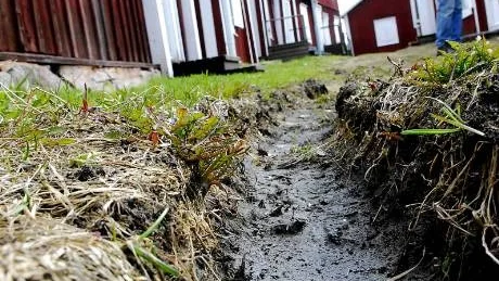 KÖRDE RALLY. För en tid sedan var det någon som bestämde sig för att ta bilen in i den lilla gränden i kyrktornets skugga, trots att markförhållandena var minst sagt ogynnsamma.