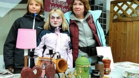 LEKSAKER OCH GAMMALT PYNT. Familjen Wikström sålde gamla prydnadsaker, barnkläder och leksaker som barnen vuxit ifrån på loppisen på Örnäsdagen. Ann-Christina Wikström tillsammans med barnbarnen Clara, tolv år, och Molly Wikström, åtta år.