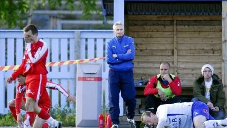 SAMMANBITEN. Tränaren "Callis" Mäki tror att laget får svårt att hänga kvar i tvåan.