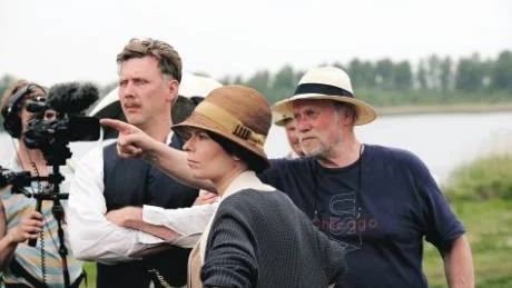 REGI. Jan Troell instruerar huvudrollsinnehavarna Mikael Persbrandt och Maria Heiskanen.