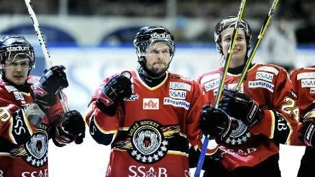 GLADA. Johan Harju, Mats Lavander och Viktor Lindgren var av förklarliga skäl på bra humör efter matchen.