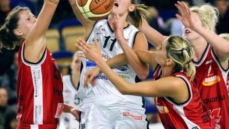 HÅrt. Anna Brännvall har fått tuff konkurrens i laget efter de amerikanska importernas ankomst. Brännvall, som öste in poäng under seriens första matcher, får dela på speltiden med bland andra Liz Sherwood. Foto: ANDREAS WÄLITALO
