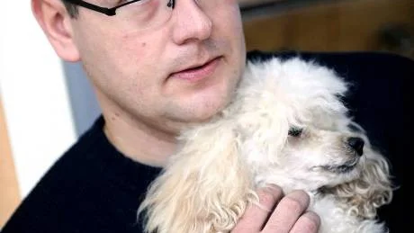BÄSTA SÄLLSKAPET. Esa är sjukskriven men behöver inte känna sig ensam hemma eftersom Doris är mammaledig från hemtjänstjobbet.