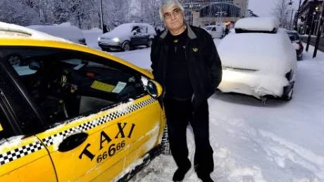 MISSNÖJD. Taxichauffören Ali Musadi, 53, har kört taxi i åtta år och tycker att snöröjningen blivit sämre och sämre år för år. "Bara jämfört med i fjol är det mycket sämre här i centrum", säger han.