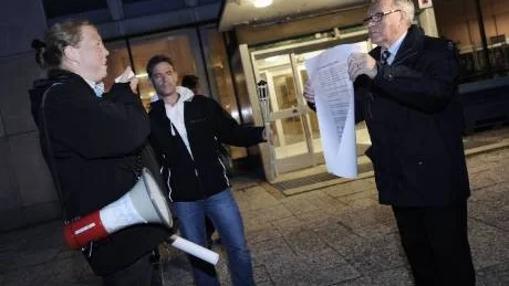 STÄLLER KRAV. Annika Samuelsson och Janne Lindberg överräckte skrivelsen till kommunalråd Olle Lindström (m).