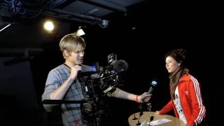 ALLT LJUS ... på Louise Josbrant, klass 8 c. "Jag tycker det här är något för mig", förklarade hon här i diskussion med  24 Norrbottens Peter Lundström.    Foto: Håkan Gidlöw