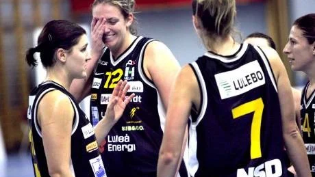 tillsammans. Luleå Basket hade fullt lag för första gången under säsongen. Nyförvärven Liz Sherwood (nummer tolv), Sabrina Scott (ryggen mot kameran) och Amra Mehmedic (till höger) gjorde alla en godkänd insats i vinsten mot Visby.Foto: TOMMY SÖDERLUND