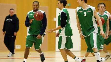 I Hetluften. Derrick Stevens, till vänster, har fått bekanta sig med sitt nya lag under några träningspass i Finland. Tillsammans med guardkollegan Håkan Larsson, i mitten, ska Stevens styra spelet för det grönvita laget. Foto: PEKKA AHO