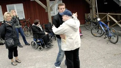 BRA STÄMNING. En del passade på att dansa till musiken.