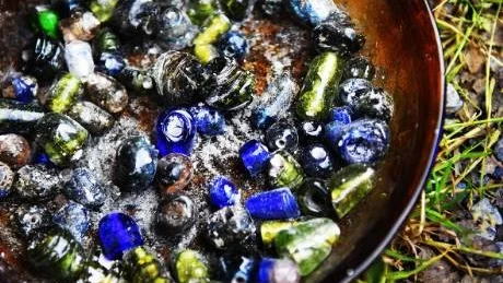 PÄRLOR AV GLAS. Steinar Vidfamne demonstrerade hur dessa små konstverk tillverkades. Smältugnen han använde var gjord av kobajs, lera och sand.