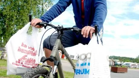 NY CYKEL. Harry Kronstad från Tromsö cyklar in på campingen med ett brett leende. Han har nämligen köpt en ny cykel. "Vi har varit här i sju-åtta år och vi handlar allt", säger han.