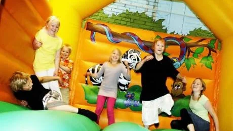 STUDSANDE SYSKON. Familjen Johansson från Kiruna spenderar en mulen dag i Luleå studsandes i Leos Lekland. Hela syskonskaran får plats i hoppborgen samtidigt: tolvårige Jonatan, åttaåriga Amanda, sjuårige Albin, tioåriga Lotta, trettonårige Petter och fjortonåriga Lisa.