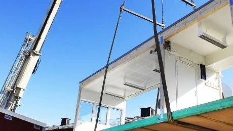 BYGGSATS. Örnässkolans nya lokaler kommer i bitar, bara att lyfta på plats och sätta ihop. "Det funkar bra med hopkopplingen", säger Jan Isaksoon som jobbar på bygget.