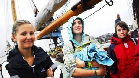 MÅSTE HA HUVA. "Mitt hår är så skitigt att jag inte vågar ta av mig huvan" säger Johanna Krikonenko, i mitten. Hon ska strax iväg till badhuset och tvätta sig, tillsammans med Fredrika Cassel och Erica Oberholtzer.