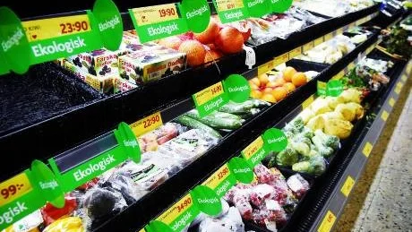 eftertraktat. Hyllorna fylls med ekologiskt odlade grönsaker men att få tag på sådana som dessutom är lokalproducerade är svårare.  Foto: Josefin Wiklund