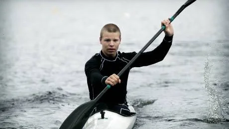 FRAMTIDSNAMNET. Joel Elenius, Luleå Kajakklubb,  inledde första SM-dagen med två medaljer i herrar 16. Brons i K1 500 meter och guld i K2 500 meter tillsammans med Henrik Strand. Elenius är dessutom ett år yngre än de flesta deltagarna i klassen och har framtiden för sig. Luleå tog även brons  i herrar 18 K4 500 meter.