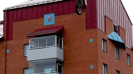 VÅGHALS. Niklas Olsson utförde våghalsiga konster vid motocrossuppvisningen på Boden Alive.