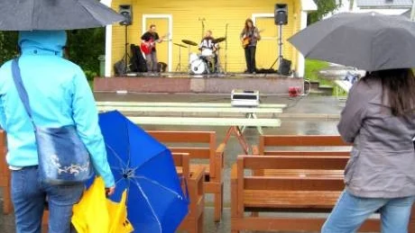 I REGNET. På torget i Torneå spelade finska Pat Metheny Tribute Band för en entusiastisk Kalottjazz & Blues-publik.